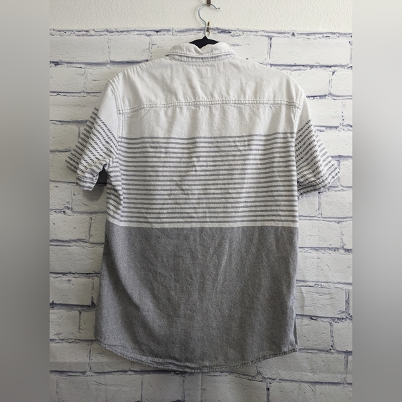 Rock & Republic Short Sleeve Gray Striped Button Down Shirt Men's Size Small - Picture 2 of 7